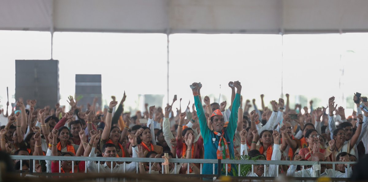 narendramodi's tweet photo. आज मला नाशिकमध्ये श्री काळाराम मंदिरात प्रार्थना करण्याची आणि रामकुंड इथे झालेल्या पूजेत सहभागी होण्याची संधी मिळाली. संत एकनाथ जी यांनी मराठी भाषेत लिहिलेल्या भावार्थ रामायणातील श्लोकही मी आज ऐकले. https://t.co/fraX3xV7eX