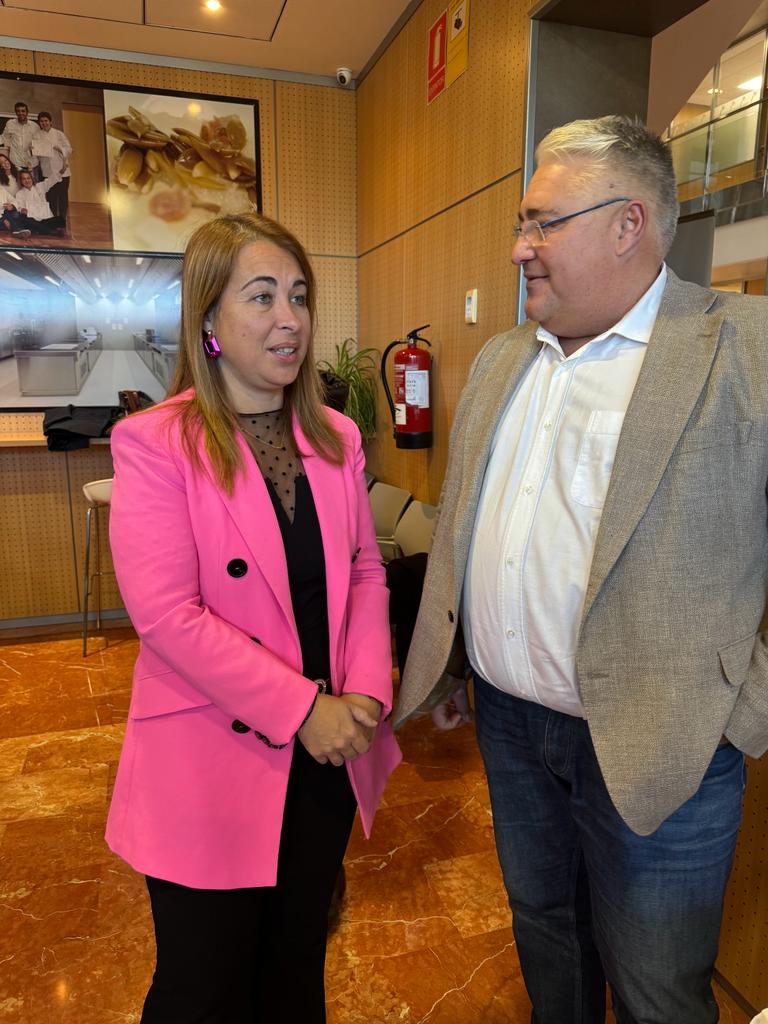 ➡️ 📸 La presidenta de @fvmpendirecto, @rociocortes.g participa como miembro en el “ Consell valencià de turisme” que ha presidido la Consellera de @gvainicotur , @nuriamontes . El “Consell valencià de turisme” se ha celebrado en Benidorm en el edificio INVATTUR