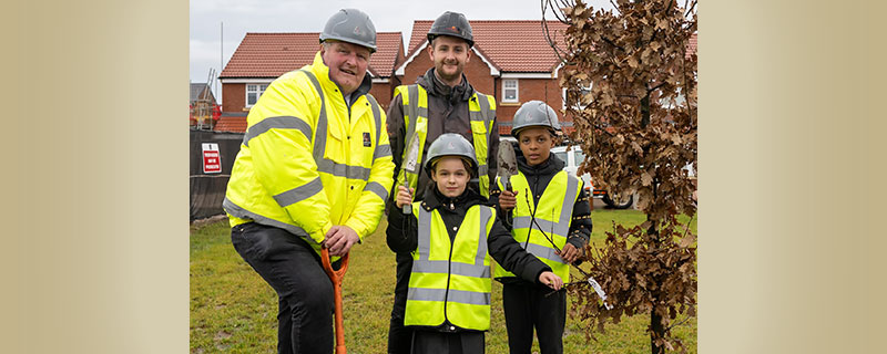 Three down, one thousand to go: school pupils help plant first trees at local development
schoolbuilding.org.uk/three-down-one…