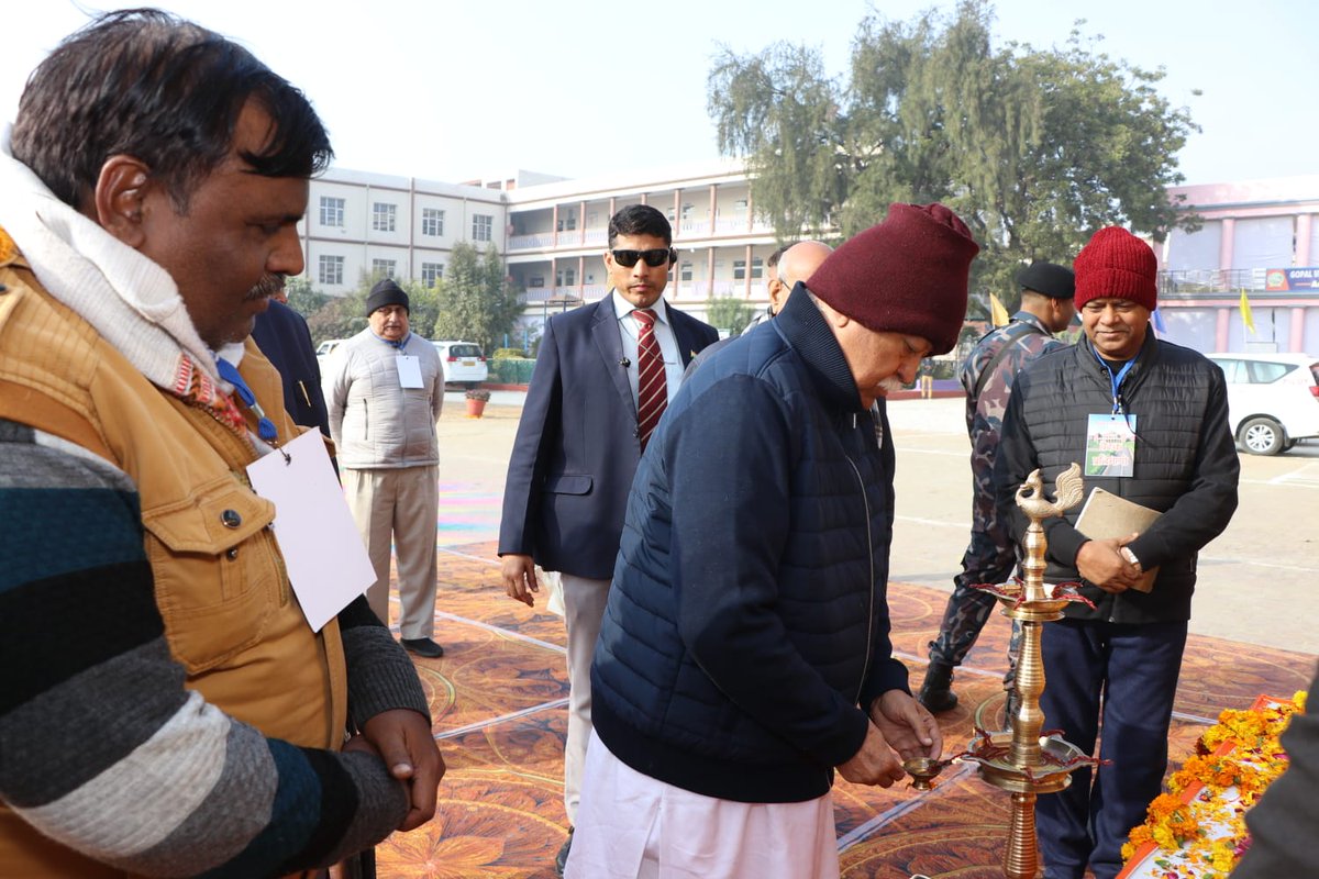 HaryanaVsk's tweet photo. सरसंघचालक डॉ मोहन भागवत तीन दिन के प्रवास पर पहुंचे जींद
-रामायण के सात खंडों पर आधारित श्रीराममंडपम में दीप प्रज्ज्वलित करने के बाद चित्रकला कार्यशाला का किया अवलोकन
https://t.co/hQPn5j4nfD https://t.co/huT9Az09Ac