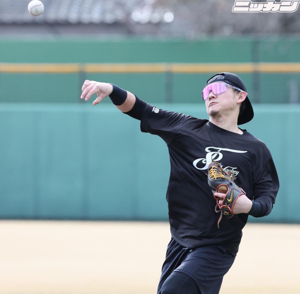 牧原大成自主トレ ナイキグローブ 明石健志から譲り受けたグローブを