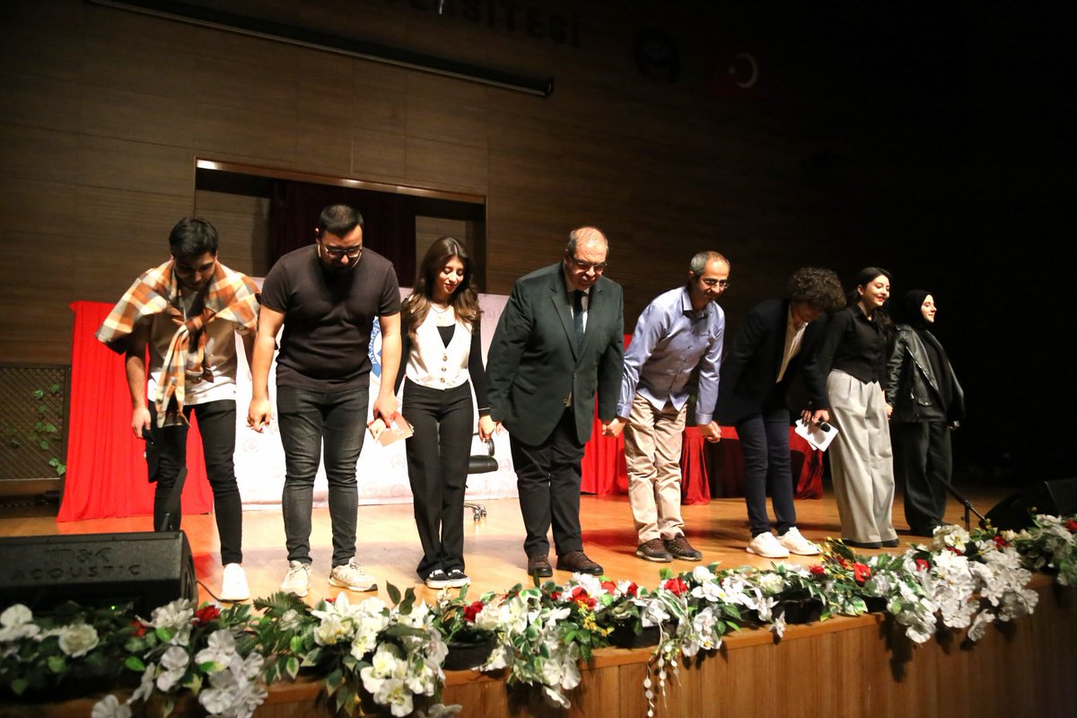 ASÜ’de Sınavlar Öncesi Moral Etkinliği: Sürç-i Lisan’s

Aksaray Üniversitesi (ASÜ) Mühendislik Fakültesi öğrencilerinden oluşan Mühendislik Topluluğu, Aksaray Ticaret ve Sanayi Odası Genç Girişimciler Kurulunun (ATSO-GGK) desteğiyle, beş skeç ve bir müzikalden oluşan “Sürç-i