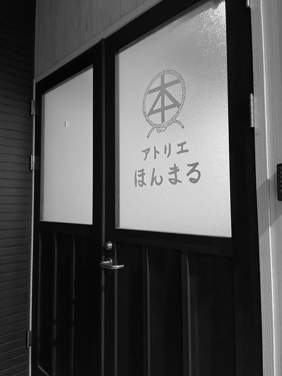 omoshiro_YSN48's tweet photo. 【面白半分】の会場は宇都宮のアトリエほんまるです。本日、音響照明スタッフと演出がアトリエの下見をしてきました。
4月27日と28日、どんな舞台になるのでしょうか。お楽しみに‼︎ https://t.co/hPTzzuxN6T
