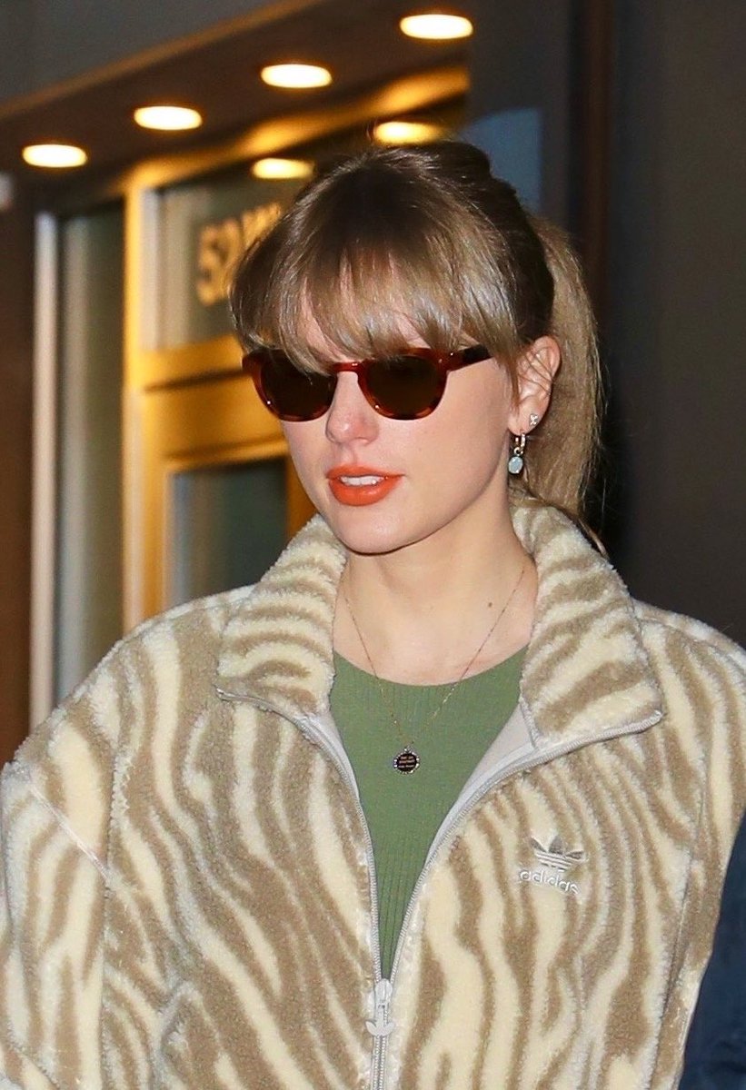 updateswiftbr's tweet image. Taylor Swift foi fotografada ontem usando um colar com uma frase de Kobe Bryant, enquanto saía de um estúdio em Nova York. 🥹💚

"Aposte em você mesmo"