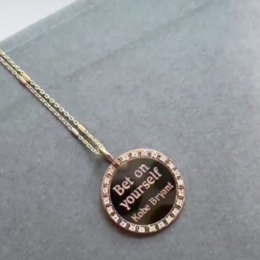 updateswiftbr's tweet image. Taylor Swift foi fotografada ontem usando um colar com uma frase de Kobe Bryant, enquanto saía de um estúdio em Nova York. 🥹💚

"Aposte em você mesmo"