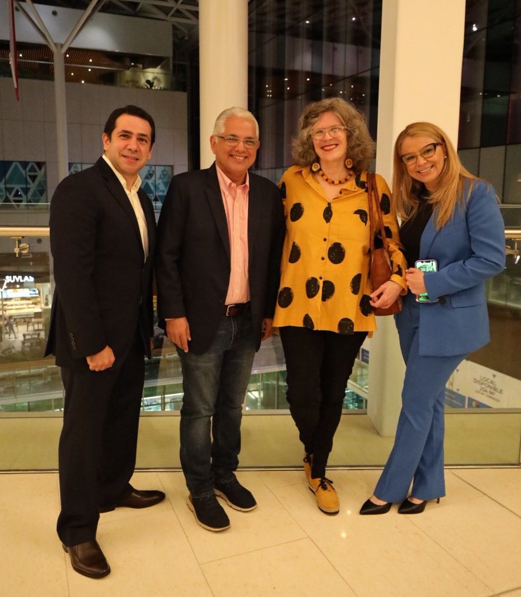 BlandonJose's tweet photo. De las cosas positivas que dejará este Gobierno está la creación del Ministerio de Cultura, la Ley de Cultura y sus Decretos reglamentarios. Nuestra alianza se compromete a dar seguimiento, a mejorar y a destinarle el 1% del presupuesto a la Cultura. En representación de @romuloroux y nuestra Alianza, firmé la lista de #CompromisosCulturales, junto a otros candidatos(as).
Como dije ayer, no es suficiente tener un Ministerio si no tiene el presupuesto necesario, como tampoco es suficiente tener bastante dinero sino se invierte en función de un Plan General de Cultura. Además, deben enfocarse las políticas culturales desde una visión de transversalidad, trabajando en conjunto con gobiernos locales, MEDUCA, ATP, AMPYME, IFARHU y otros.