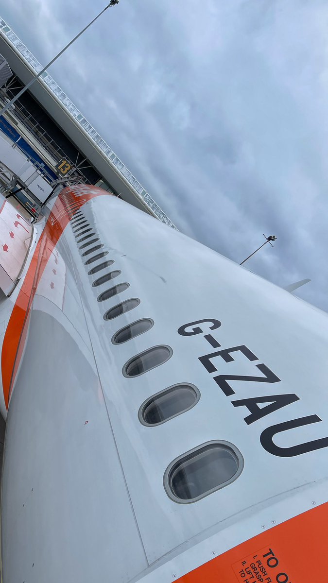 kingjasonantony's tweet image. Creating radio magic in the airport hotel #voicetracking #slowwifi #radio @rodemics @playoutone