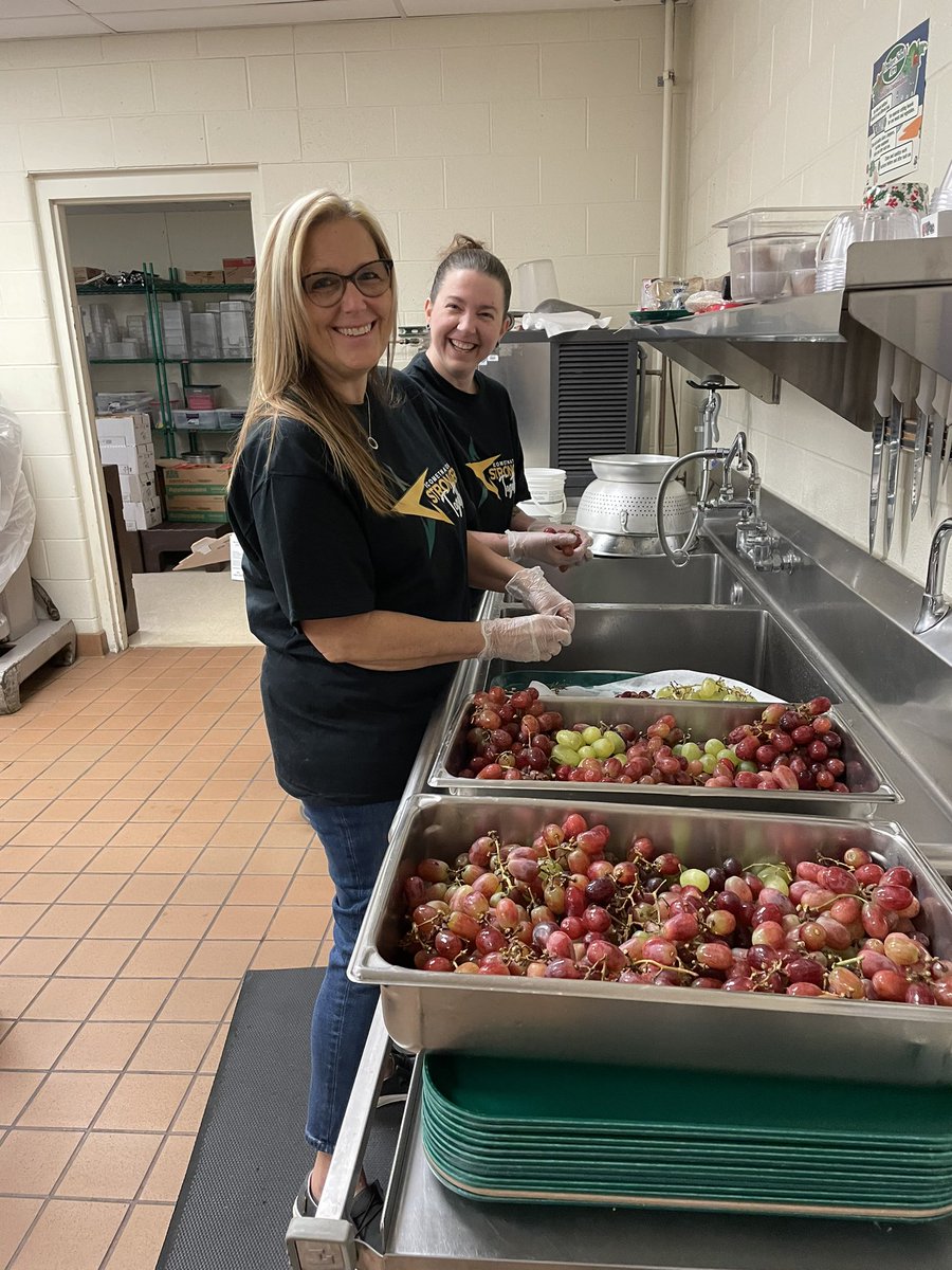 SNS_Amherst's tweet photo. Our amazing Lunch Ladies preparing the fabulous Inservice Day breakfast early this morning!
#CometCuisine #CometCafe
@Comet_Connect @SteelePrincipal @AndrewGibsonEDU @PrinceAppleTepp
@AmandaJOslejsek https://t.co/kSJwA08skE