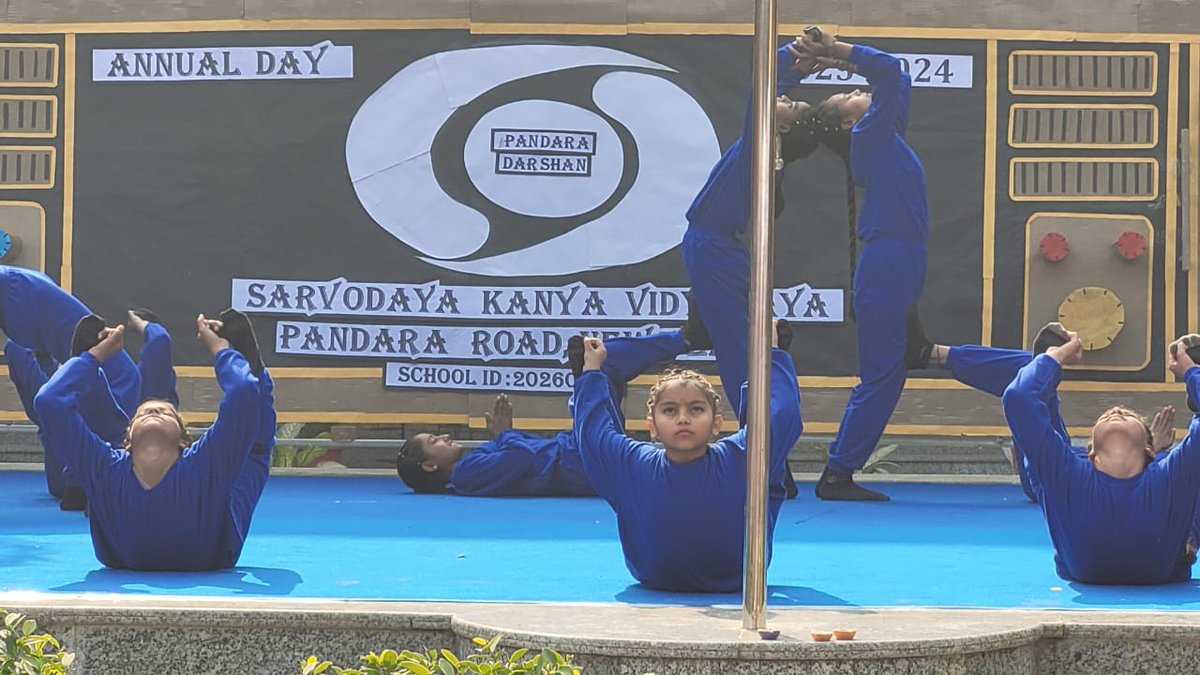HosSkv's tweet photo. SKV PANDARA ROAD celebrating Annual day on the retro theme-DOORDARSHAN,guests  enjoyed the good old days and students created nwe memories @DeepaSinghDOE 
@dilli_shiksha 
@Dir_Education 
@gupta_iitdelhi 
@PbpandeyB https://t.co/lgpK1BadAb