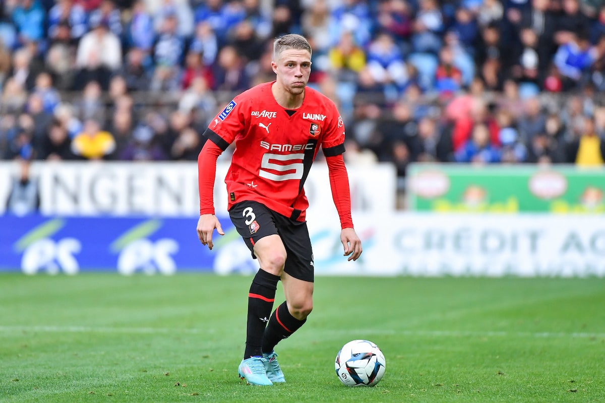 PurFoot_'s tweet photo. 🚨TRANSFERT DÉSINTÉRESSÉ : Adrien Truffert, sur les négociations OM-Rennes :
-🎙️ 'Je m'en fiche complètement, je préfère jouer à cache-cache avec mes chiens.' 🤯

🔴 Les supporters perplexes face à cette attitude du joueur qui semble vraiment louche. 

#truffert #OM https://t.co/d23GfqxPIf