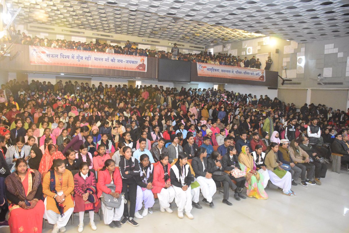 GorakshABVP's tweet photo. आज 12 जनवरी युवा दिवस स्वामी विवेकानंद जी के जन्म जयंती के अवसर पर ABVP गोरखपुर महानगर का प्रतिभा सम्मान समारोह संपन्न हुआ।
कार्यक्रम में मुख्य अतिथि उ०प्र० सरकार के उच्च शिक्षा मंत्री डॉ० @MLAYogendraBJP ji, कार्यक्रम अध्यक्ष गोरखपुर विश्वविद्यालय कुलपति प्रो० पूनम टण्डन जी, प्रान्त प्रमुख प्रो० उमा श्रीवास्तव जी, प्रान्त मंत्री श्री मयंक राय जी रहे।
#ABVPGoraksh