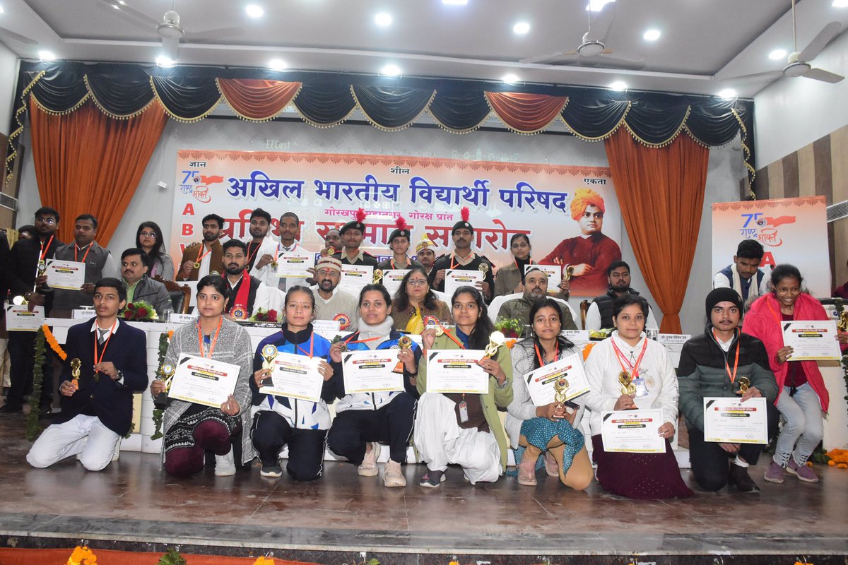 GorakshABVP's tweet photo. आज 12 जनवरी युवा दिवस स्वामी विवेकानंद जी के जन्म जयंती के अवसर पर ABVP गोरखपुर महानगर का प्रतिभा सम्मान समारोह संपन्न हुआ।
कार्यक्रम में मुख्य अतिथि उ०प्र० सरकार के उच्च शिक्षा मंत्री डॉ० @MLAYogendraBJP ji, कार्यक्रम अध्यक्ष गोरखपुर विश्वविद्यालय कुलपति प्रो० पूनम टण्डन जी, प्रान्त प्रमुख प्रो० उमा श्रीवास्तव जी, प्रान्त मंत्री श्री मयंक राय जी रहे।
#ABVPGoraksh