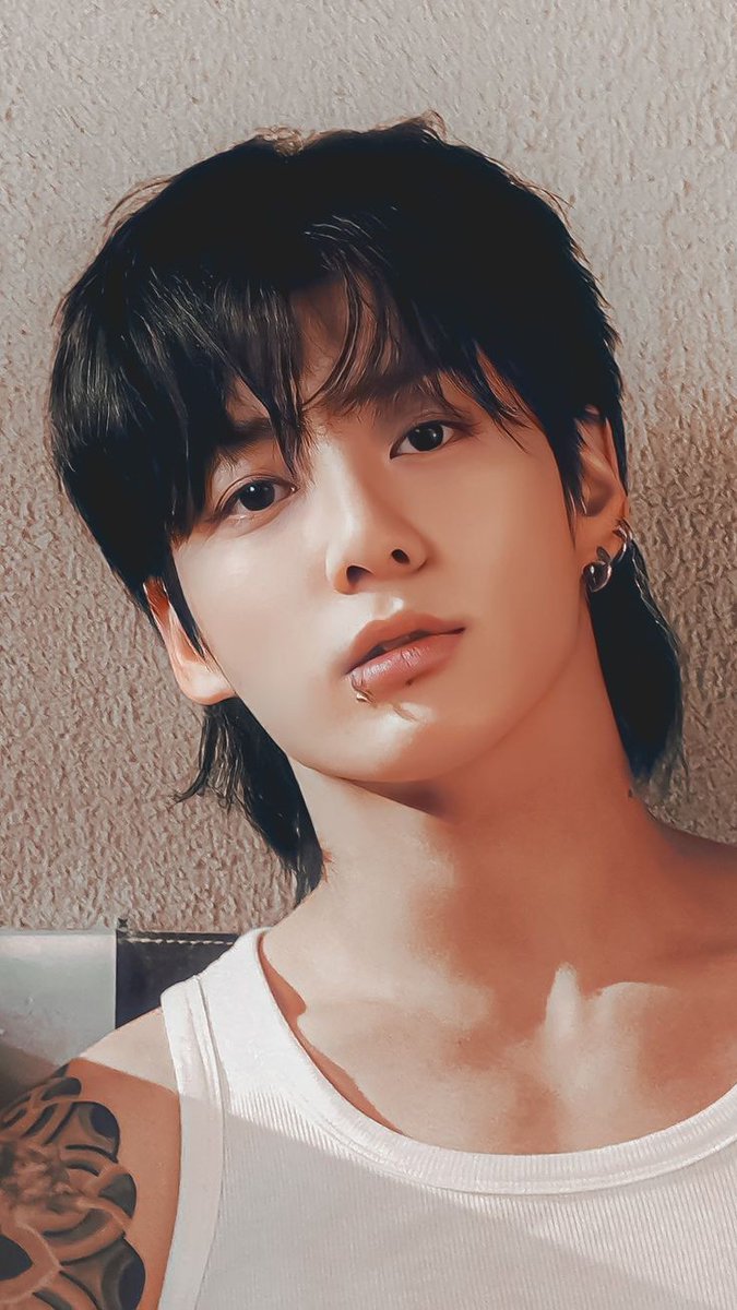 smexydolltae's tweet photo. #taekookau

Have you ever felt like a mere spectator, not able to do anything? 

Jeongguk has. In fact, he feels it now, right at this moment as he looks ahead. 

"You can have your new years kiss in 10, 9.. " 

He hears everyone cheering as they hear the announcement https://t.co/azDVmvY6Xd