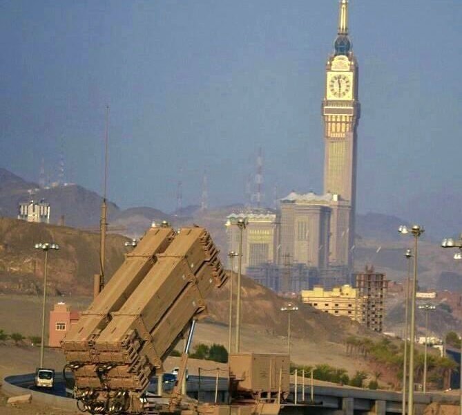 Saddam_Mohamd2's tweet image. هذه الصورة للتاريخ والتاريخ لن يرحم :
عندما نشرت القوات #السعودية نظام الباتريوت والدفاع الجوي بالقرب من الحرم المكي لصد صواريخ #المليشيات_الحوثية الصهيونية التي حاولت استهداف الحرم المكي قبل ثلاثة أعوام.
من حاول استهداف مكة لن ينتصر للقدس
يدافعون عن الحوثي بحجة انه اغلق البحر…