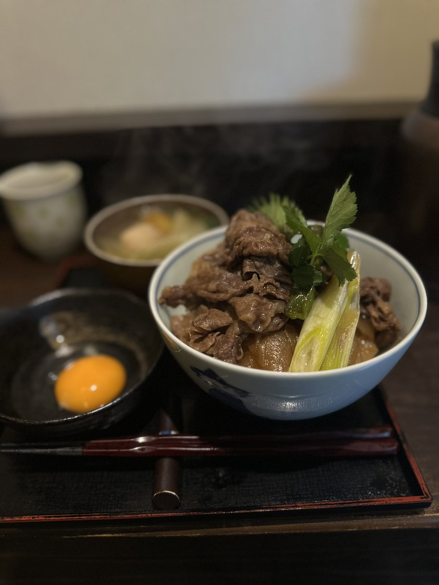 fuu_toon's tweet photo. 📍神戸 広重
A5ランクの神戸牛を堪能できる牛丼
トッピングの卵をすき焼きみたいにつけて楽しんだり。具沢山の汁物と香り物もこれまた絶品でした https://t.co/Csnvv2mZw3