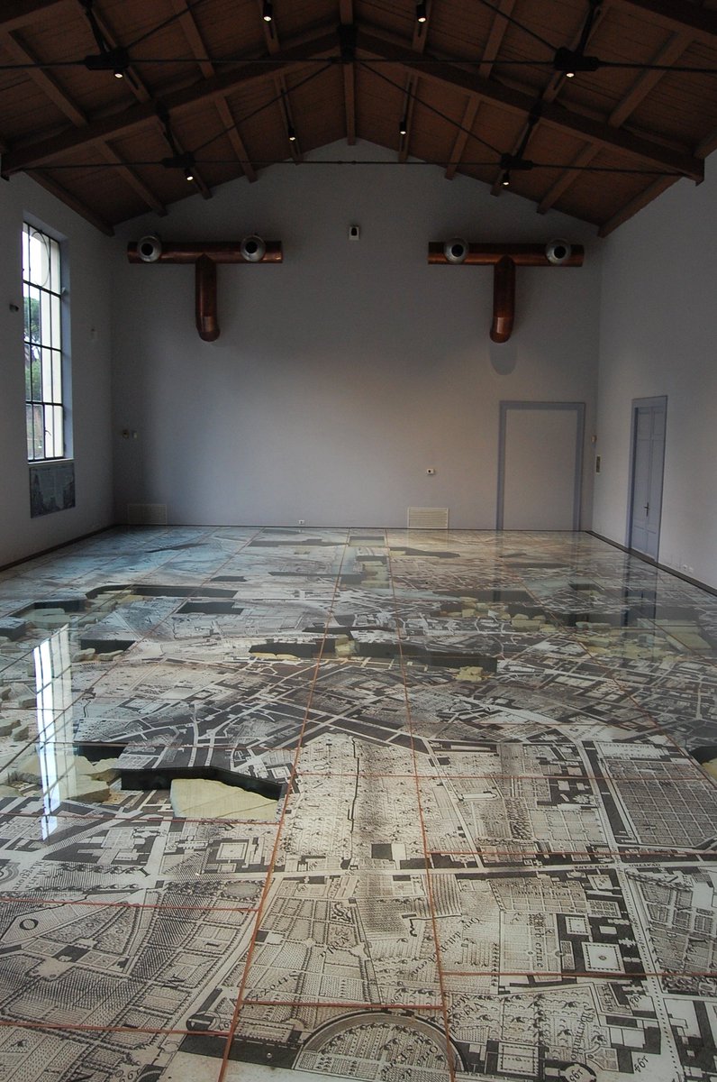Vespertilia11's tweet photo. Ora custodita nel nuovo Museo della Forma Urbis, all’interno del Parco del Celio. Sul pavimento della sala principale sono collocati i frammenti rimasti, sovrapposti alla Pianta Grande di Giovanni Battista Nolli (1748) #MuseiCivici #MuseiinComune #Roma https://t.co/6ulchNBqO4