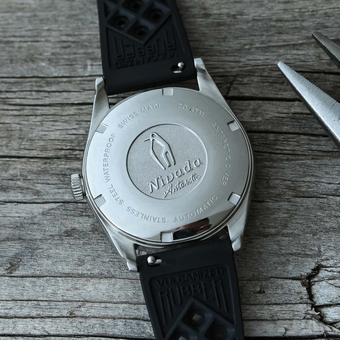 MONOCHROMEwatch's tweet image. Skin-diver vs. a professional dive watch? 🤿
The Nivada Antarctic-Diver clearly falls into the first category. It can go down to 200 metres, and yet it’s only 38mm large with a height of just under 13mm.
monochrome-watches.com/hands-on-nivad…
#divewatch #toolwatch #sportswatch #skindiver