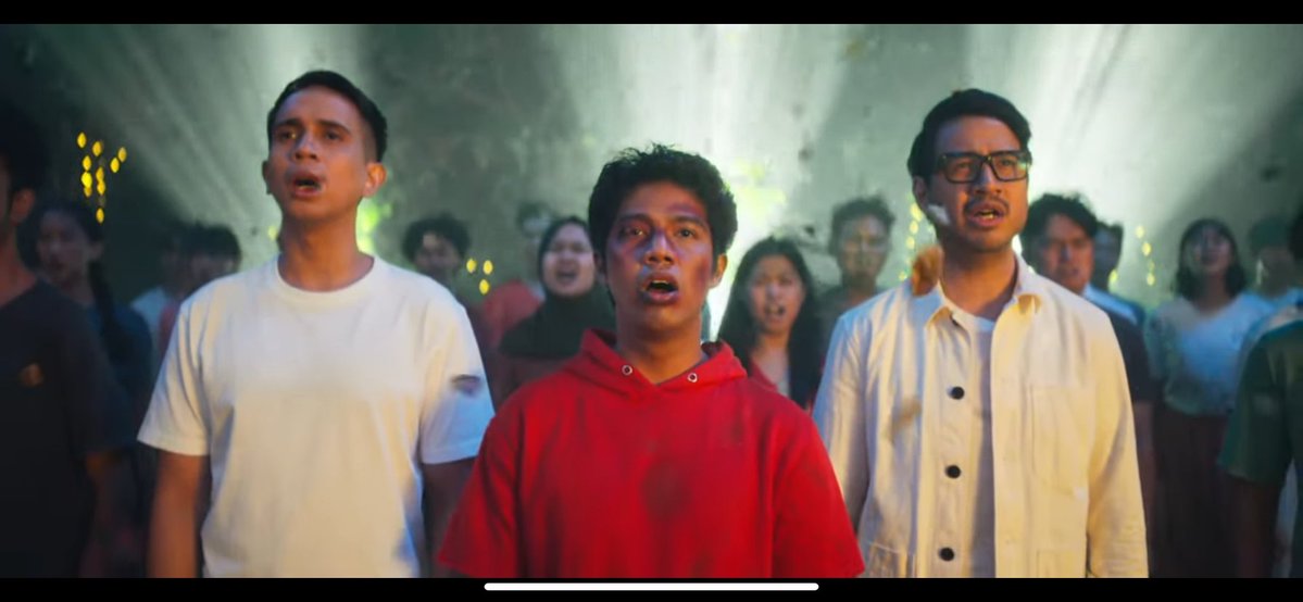 papaojol's tweet photo. Rewind Indonesia 2023 Pecaaaaah!

Semua isu nya dikemas dengan baik dan saking banyak nya kejadian di 2023 sampe engga semua inget tapi tetep ada di Rewind 2023 ini.

Scene ‘People Power’ juga ngena banget. Karena ada beberapa kasus yg akhirnya bisa terungkap, viral, dan di notice ketika kita semua kompak membela yang benar.

Last but not least, youtuber otomotif favorit gw juga ada. Om om bertopeng, om om yang tinggi nya 177cm, dan Garasi Drift yg kualitas video nya selalu cakeeep parah.

Btw scene favorit kalian yang mana di Rewind Indonesia 2023 ini?