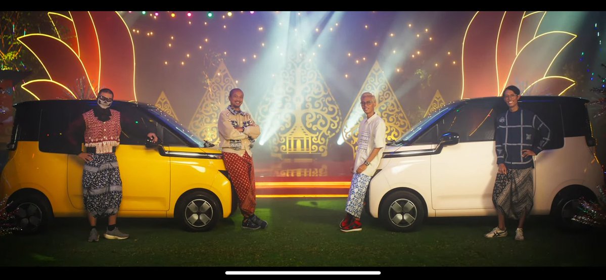 papaojol's tweet photo. Rewind Indonesia 2023 Pecaaaaah!

Semua isu nya dikemas dengan baik dan saking banyak nya kejadian di 2023 sampe engga semua inget tapi tetep ada di Rewind 2023 ini.

Scene ‘People Power’ juga ngena banget. Karena ada beberapa kasus yg akhirnya bisa terungkap, viral, dan di notice ketika kita semua kompak membela yang benar.

Last but not least, youtuber otomotif favorit gw juga ada. Om om bertopeng, om om yang tinggi nya 177cm, dan Garasi Drift yg kualitas video nya selalu cakeeep parah.

Btw scene favorit kalian yang mana di Rewind Indonesia 2023 ini?
