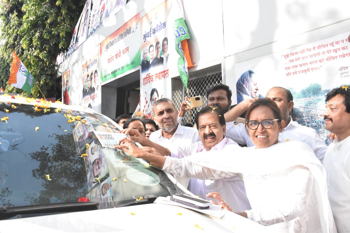 Mumbai Congress (@incmumbai) on Twitter photo शुक्रवारी मुंबई प्रदेश काँग्रेस कमिटीच्या वतीने चारचाकी वाहनांवर 'भारत जोडो न्याय यात्रा'चे स्टिकर लावण्यात आले. या वेळी महाराष्ट्र काँग्रेसचे नवनियुक्त प्रभारी रमेश <a href="/chennithala/">Ramesh Chennithala</a> आणि मुंबई प्रदेश काँग्रेसच्या अध्यक्षा <a href="/VarshaEGaikwad/">Prof. Varsha Eknath Gaikwad</a> यांनी वाहनांवर स्टिकर चिकटवले. यात्रेमध्ये शुक्रवारी मुंबई प्रदेश काँग्रेस कमिटीच्या वतीने चारचाकी वाहनांवर 'भारत जोडो न्याय यात्रा'चे स्टिकर लावण्यात आले. या वेळी महाराष्ट्र काँग्रेसचे नवनियुक्त प्रभारी रमेश <a href="/chennithala/">Ramesh Chennithala</a> आणि मुंबई प्रदेश काँग्रेसच्या अध्यक्षा <a href="/VarshaEGaikwad/">Prof. Varsha Eknath Gaikwad</a> यांनी वाहनांवर स्टिकर चिकटवले. यात्रेमध्ये
