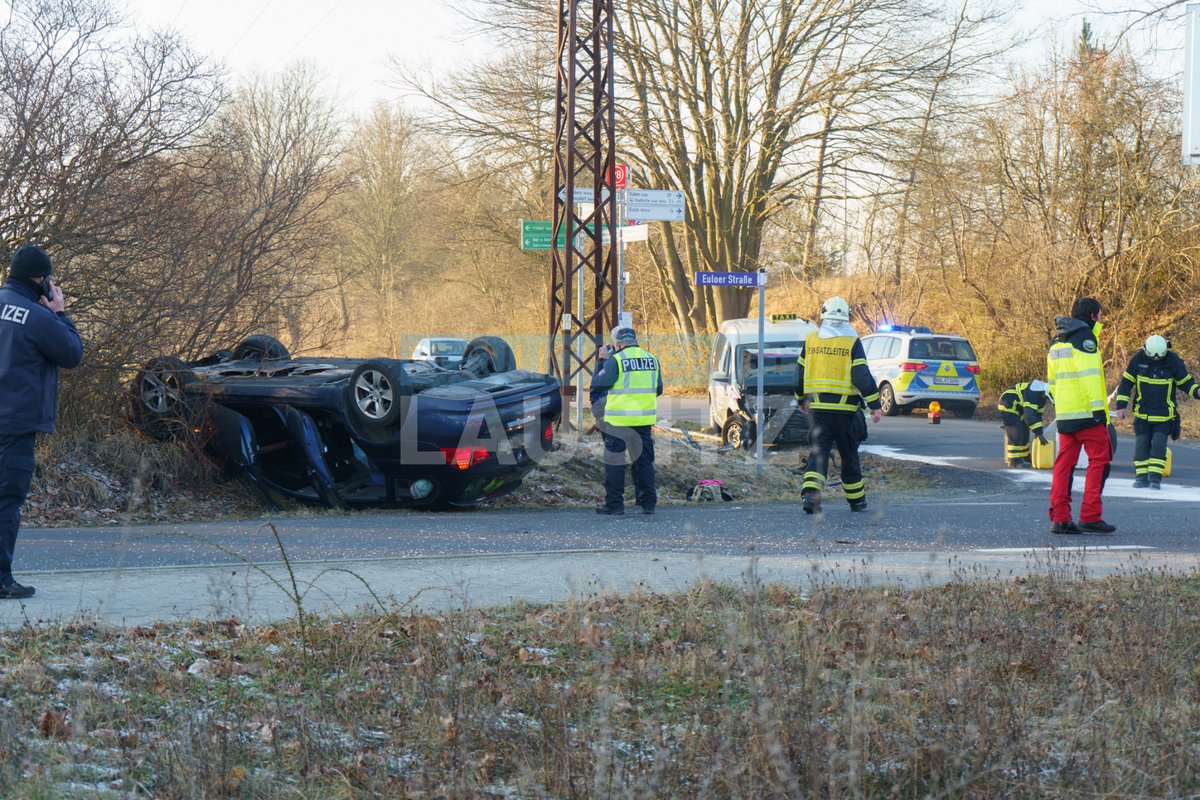 BR_Lausitz's tweet photo. 🚨 Neuer Beitrag online! 🚨

Forst: PKW bei schwerem Verkehrsunfall überschlagen 

Am 10. Januar wurde die Feuerwehr Forst zusammen mit dem Ortsteil Eulo, dem Rettungsdienst sowie dem Rettungstransporth...

https://t.co/YBaGJ0qTqA

#BlaulichtreportLausitz #Hilfeleistung #Poliz... https://t.co/EHTyaEzYWM