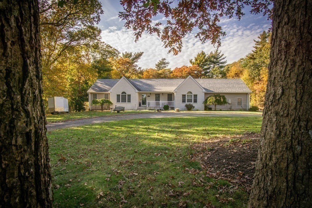 BuyBankREO's tweet photo. 📷 Custom-built Executive Ranch in #Dartmouth—a rare &amp; exceptional find. An entertainer's dream: indoor, heated, saltwater pool, #HomeTheater, Outdoor Living Space with FP, pizza oven &amp; more,  on approx 1.38 acres.  #pricedtosell #dartmouthma #homeforsale 
https://t.co/mZPJEPaOZG https://t.co/EeuRCIUqTj
