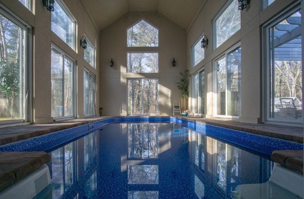BuyBankREO's tweet photo. 📷 Custom-built Executive Ranch in #Dartmouth—a rare &amp; exceptional find. An entertainer's dream: indoor, heated, saltwater pool, #HomeTheater, Outdoor Living Space with FP, pizza oven &amp; more,  on approx 1.38 acres.  #pricedtosell #dartmouthma #homeforsale 
https://t.co/mZPJEPaOZG https://t.co/EeuRCIUqTj