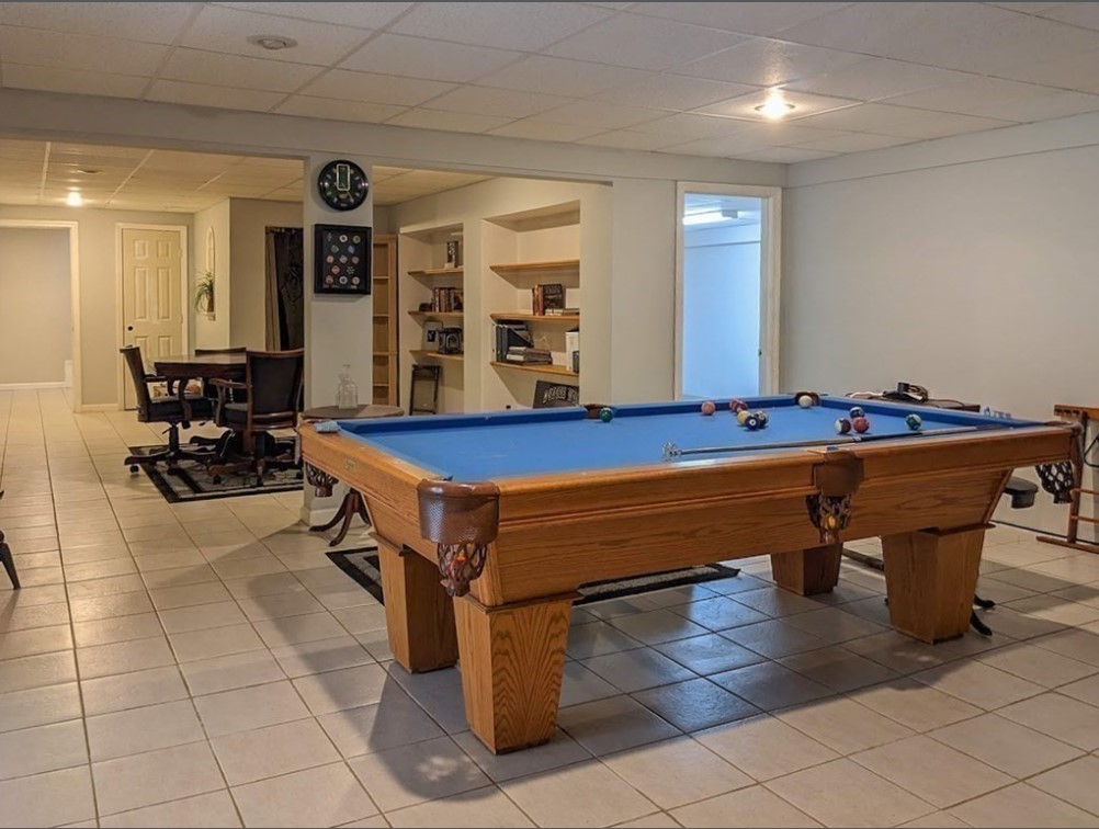 BuyBankREO's tweet photo. 📷 Custom-built Executive Ranch in #Dartmouth—a rare &amp; exceptional find. An entertainer's dream: indoor, heated, saltwater pool, #HomeTheater, Outdoor Living Space with FP, pizza oven &amp; more,  on approx 1.38 acres.  #pricedtosell #dartmouthma #homeforsale 
https://t.co/mZPJEPaOZG https://t.co/EeuRCIUqTj