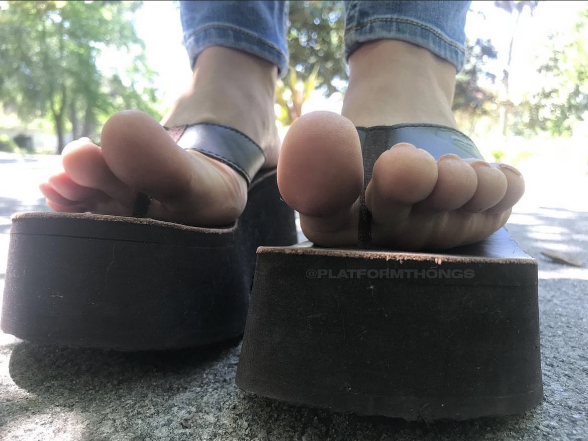PlatformThongs's tweet photo. Angela in these sexy brown leather Roxy platform flip flops! #feet #chubbyfeet #toes #chubbytoes #taperedtoes #bigtoe #flipflops #platformflipflops #platformthongs #meatyfeet #meatysoles #meatyheels #footfetish #sandalsfetish https://t.co/U6lI3huGfJ