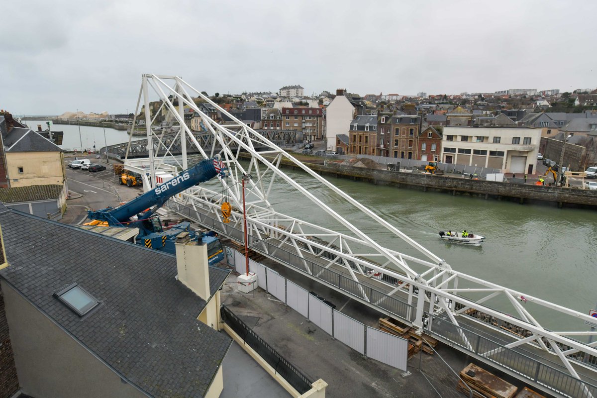 dieppefr's tweet photo. Joyau du patrimoine maritime de #Dieppe 💎, le pont Colbert fermera à la circulation le 22 janvier avant de partir en restauration pour près de 15 mois 🚧. Une passerelle piétonne provisoire 🚶‍♀️ est en cours d'installation au Pollet pour relier les deux rives durant le chantier. https://t.co/WFxHXDSewe