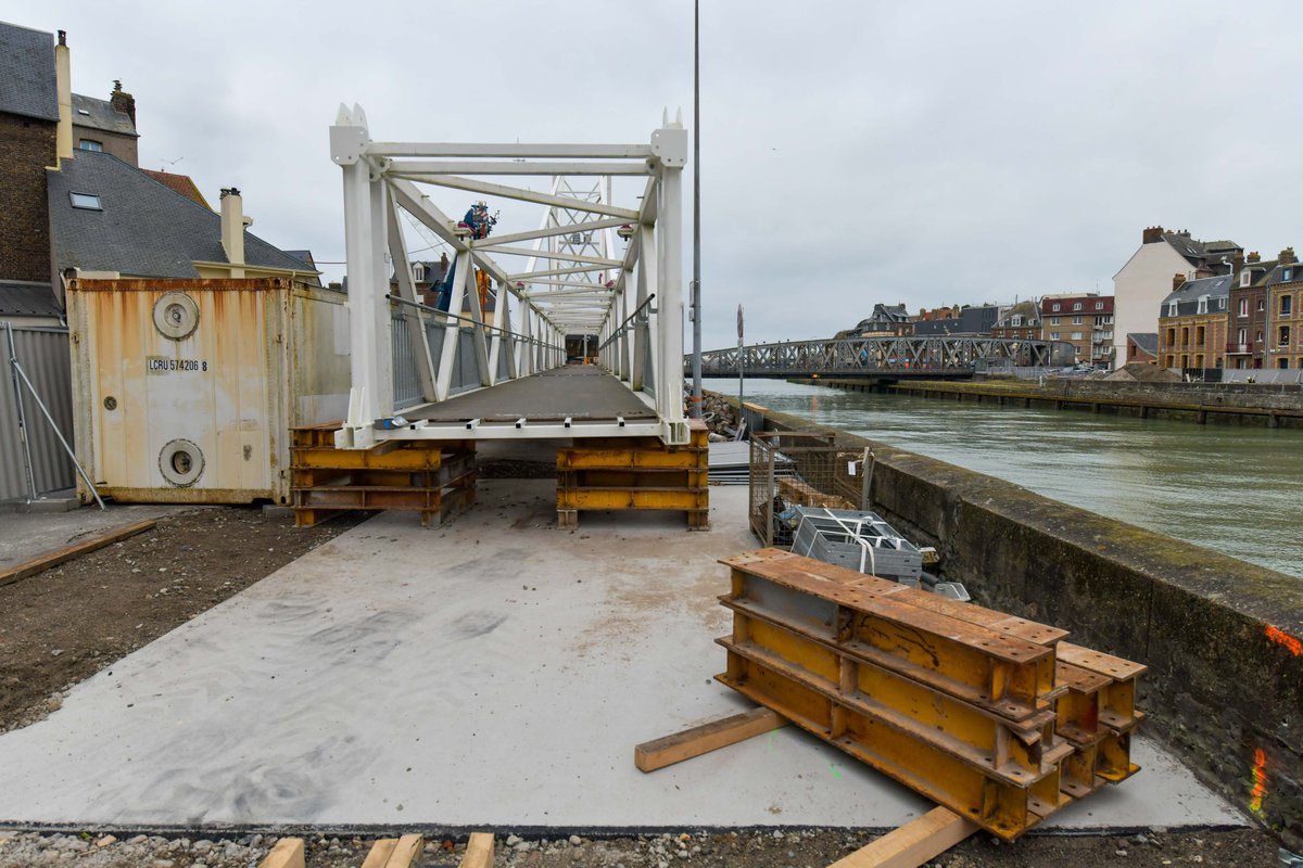 dieppefr's tweet photo. Joyau du patrimoine maritime de #Dieppe 💎, le pont Colbert fermera à la circulation le 22 janvier avant de partir en restauration pour près de 15 mois 🚧. Une passerelle piétonne provisoire 🚶‍♀️ est en cours d'installation au Pollet pour relier les deux rives durant le chantier. https://t.co/WFxHXDSewe