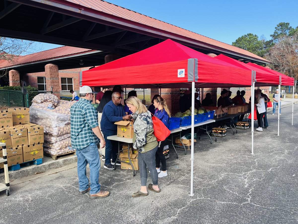 #LCFB Fresh For Alls are more than just food distributions – they are a lifeline for many #Lowcountry families who experience food insecurity. 🍎🥦🥕

📍 Beech Hill Elementary 
#DorchesterCounty #FeedingTheLowcountry #FlashbackFriday