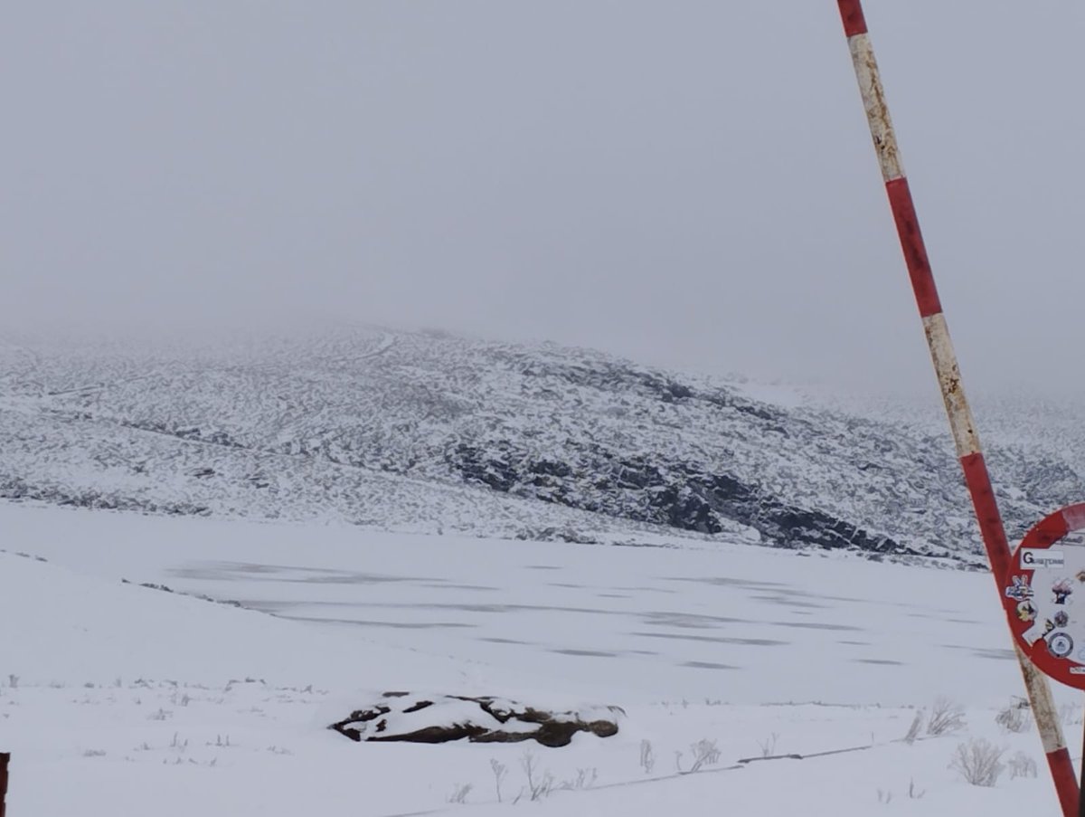 Zamora24horas's tweet photo. GALERÍA DE IMÁGENES | La nieve cubre de blanco la Laguna de Peces este viernes https://t.co/l4vWdLlqME https://t.co/ixTQ14BpOp