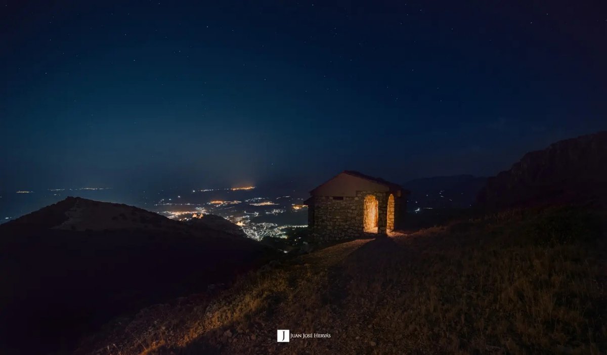 viajarporjaen's tweet photo. 📸 Preciosa estampa nocturna del Refugio de la Mella, en Jaén capital.

Al fondo la Catedral, el Castillo, Puente Tablas, Mancha Real, Torres, Jimena, Bedmar...

Fotos: Juan José Hervás

#jaénparaísointerior https://t.co/bKphnhwe3G