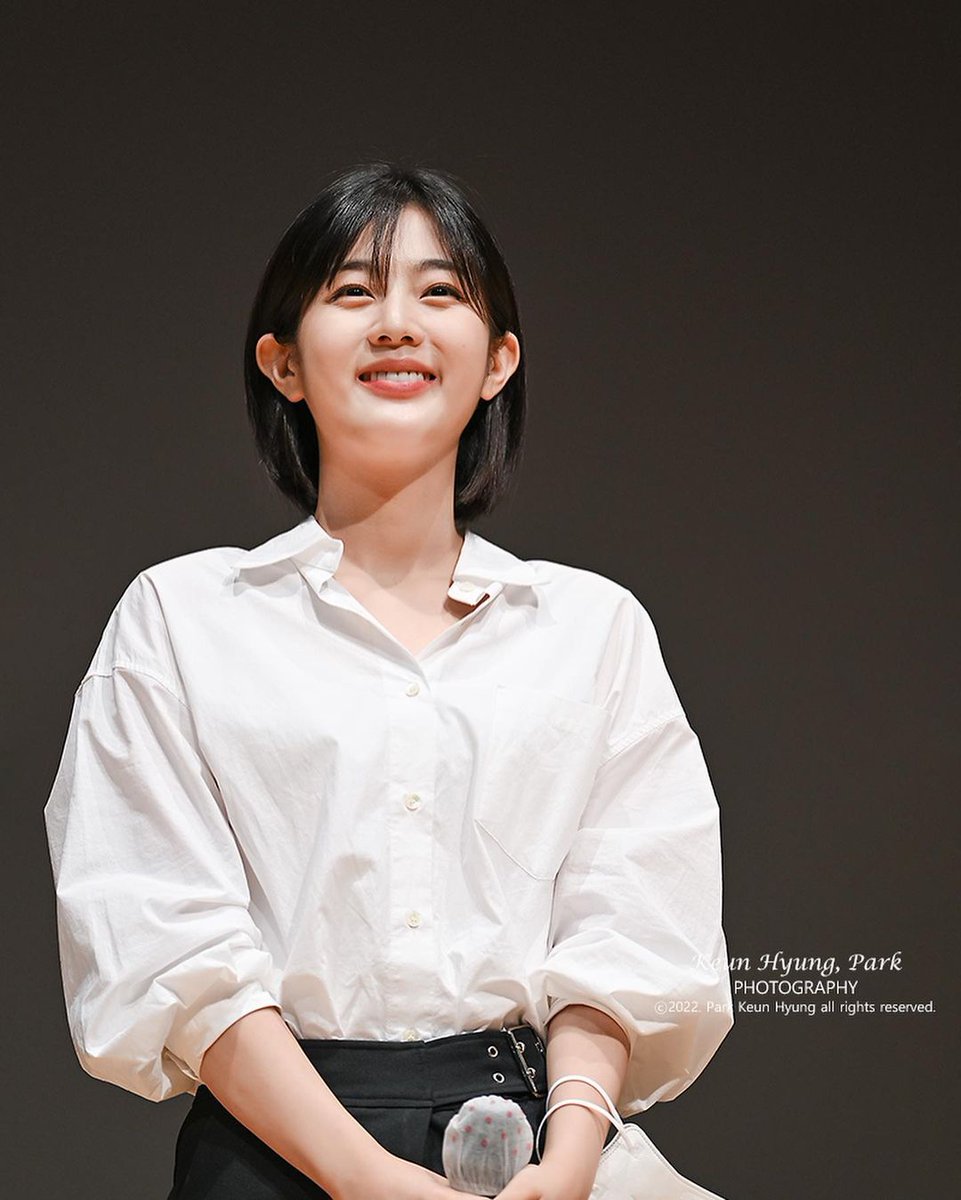 eunsoopics's tweet photo. who else misses eunsoo's short hair? 😔 #신은수 https://t.co/BSQmlZR1mI