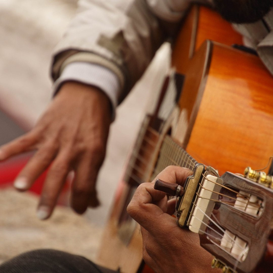 🌟 ¡Explora los orígenes de la guitarra flamenca y su papel fundamental junto a cantaores y bailaores a lo largo de los siglos en Radiolé! 🎶💃 Adéntrate en la fascinante historia de este icónico instrumento, testigo de la eterna pasión y arte del flamenco a lo largo del tiempo.