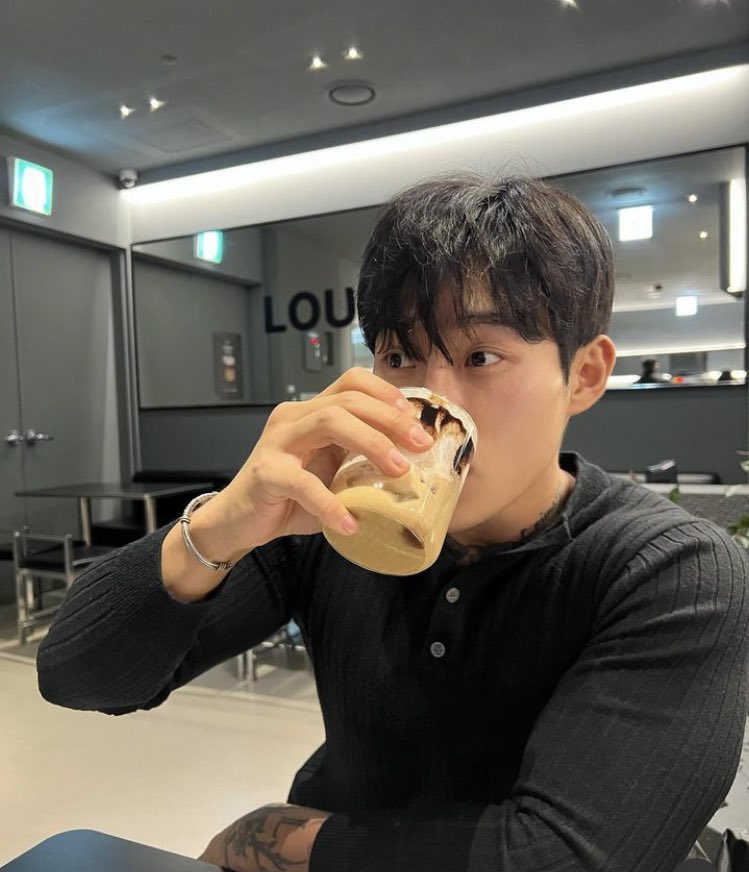 ㅤ

Bom dia, X! Já começamos o dia tomando aquele café para correr contra o tempo. Hoje é dia de dar aula na academia e já estou separando os treinos de cada aluno. Bebam água. ㅤ

ㅤ