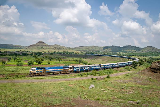 nnbiswajeet's tweet photo. Negotiating a huge curve at #Daundaj
@IndianRailMedia @RailMinIndia #IndianRailways https://t.co/gwr3gH9ZTz