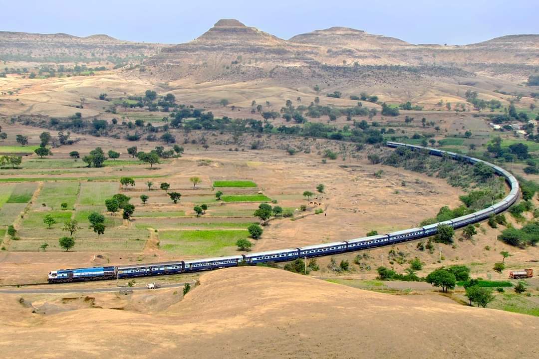 nnbiswajeet's tweet photo. Negotiating a huge curve at #Daundaj
@IndianRailMedia @RailMinIndia #IndianRailways https://t.co/gwr3gH9ZTz