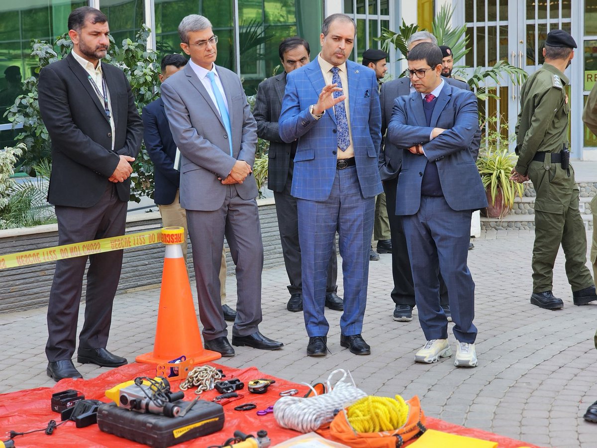 AKU_CETE's tweet photo. Exciting collaboration ahead! Pleased to announce the #MOU signing b/w #PakistanLifeSaversProgramme & @SindhRescue1122, expanding lifesaving efforts in #Sindh. Joined by @AdilHaiderMD Dean Medical College @AKUGlobal, Dr. Abid J Shaikh, DG 1122 Sindh & @JunaidRazzakMD, Dir AKUCETE https://t.co/T9sex7AXOU