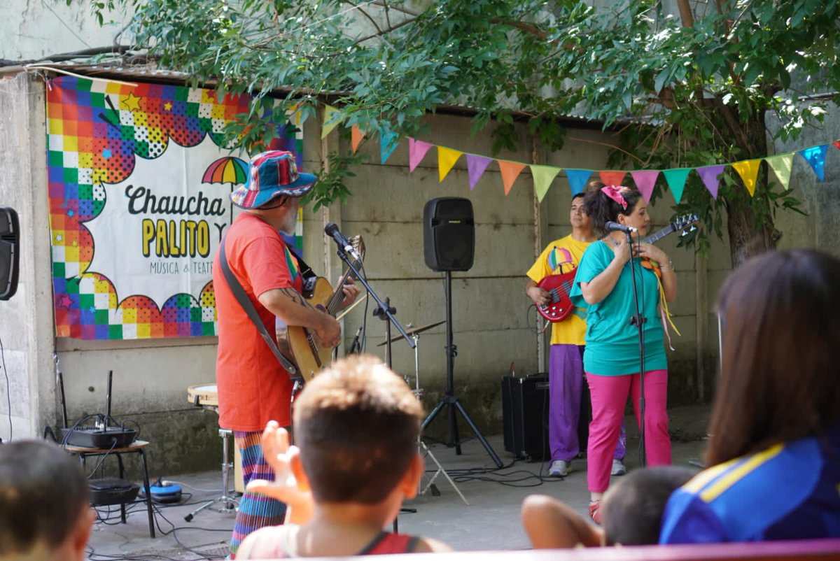 OrgNinezBA's tweet photo. 📌 Niños y niñas 👧🏼👦🏻 alojados en la Casa de Abrigo de Junín disfrutaron con el espectáculo musical de la banda Chaucha y Palito 🥁🎤

📌 Coordinada por el programa Acompañar Cultura 🎼 de @CulturaPBA a través de la subsecretaría de Promoción Sociocultural, conducida por @lriesgo https://t.co/42ro358Bk3