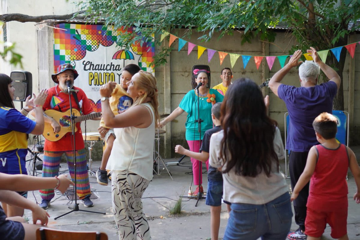 OrgNinezBA's tweet photo. 📌 Niños y niñas 👧🏼👦🏻 alojados en la Casa de Abrigo de Junín disfrutaron con el espectáculo musical de la banda Chaucha y Palito 🥁🎤

📌 Coordinada por el programa Acompañar Cultura 🎼 de @CulturaPBA a través de la subsecretaría de Promoción Sociocultural, conducida por @lriesgo https://t.co/42ro358Bk3