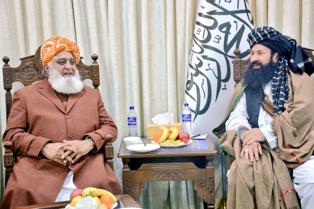 مولانا صاحب وہ مذہبی و سیاسی لیڈر ہیں جو مذہبی لوگوں کی زبان اور لبرل و سیکولر لوگوں کی زبان سمجھتے بھی ہیں اور ان پر مہارت بھی حاصل ہے۔  
مولانا صاحب جنگ بھی جانتےہیں صلح بھی 

#سفیرامن_مولانا