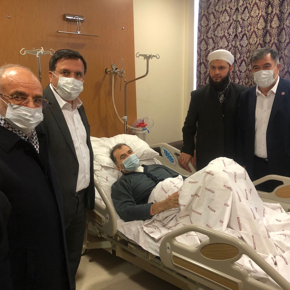 ◾️Fatih Camii İmam Hatibi Galip Usta hocamızı tedavi gördüğü hastanede ziyaret ettik. 

▪️Diyanet-Sen Hukuk Müşavirliğimiz bundan sonraki süreci takip edecek ve hocamızı yalnız bırakmayacağız.

▪️Bir kez daha yaşanan saldırıyı kınıyor, geçmiş olsun diyoruz.