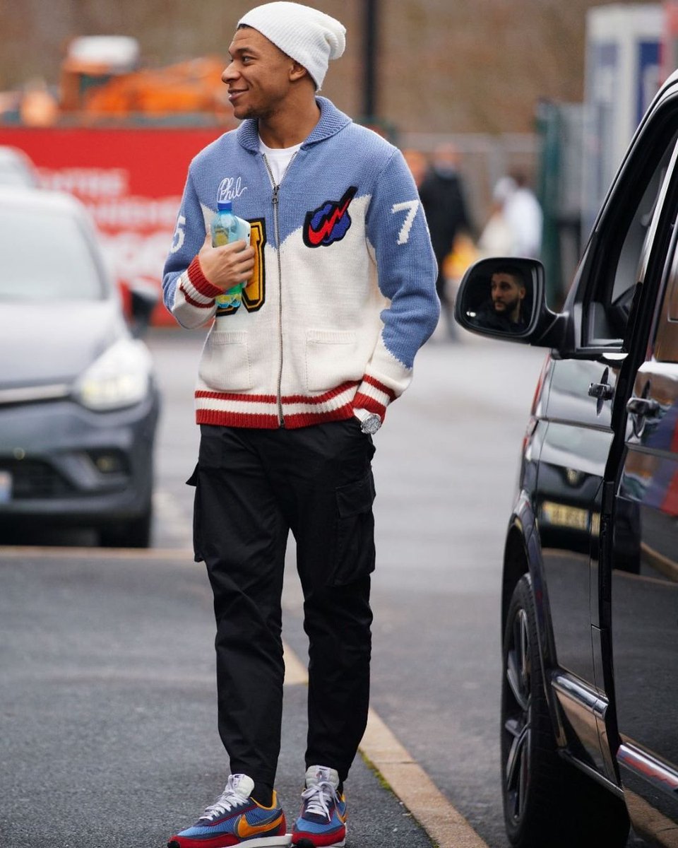PurFoot_'s tweet photo. 💸 GÉNÉROSITÉ INCROYABLE : Kylian Mbappé surprend en distribuant des billets de 500€ à des supporters en pleine rue à Montrouge 😳

🎙️"Parfois, il faut semer un peu de magie sur le terrain et en dehors" déclare le français 

C'EST FOU 🤯
#PSG #mbappe https://t.co/fyrrGtbQRz