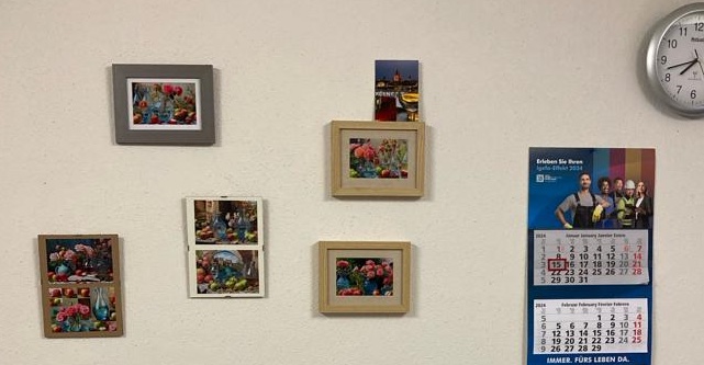 keimelia's tweet photo. Wandgestaltung in einem Büro mit KI-generierten Bildern. :) https://t.co/lZ3UDhJi3U