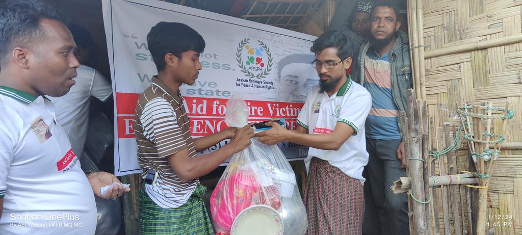 UMgMgTin4's tweet photo. Emergency Relief for Fire Victims
from the members of the Arakan Rohingya Society for Peace and Human Rights-ARSPH @arsphofficial members.
#arsph_official
#rohingyarepresentative
#emergencyrelief
#FireIncident
#DisasterManagement
#SaveRohingya https://t.co/rdt0aQ4gwb