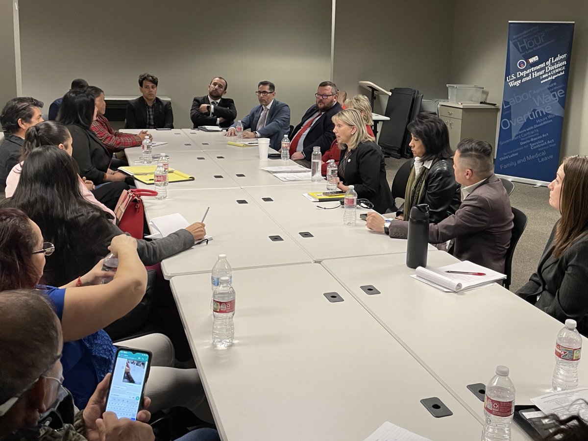 La administradora de <a href="/WHD_DOL/">WHD_DOL</a>, Jessica Looman, y su personal se reunieron con la organización local sin fines de lucro @ARImmigrants y algunos de sus miembros para hablar sobre llegar a los trabajadores vulnerables. ¿Quieres trabajar con nosotros? Visite: bit.ly/3XSo21A