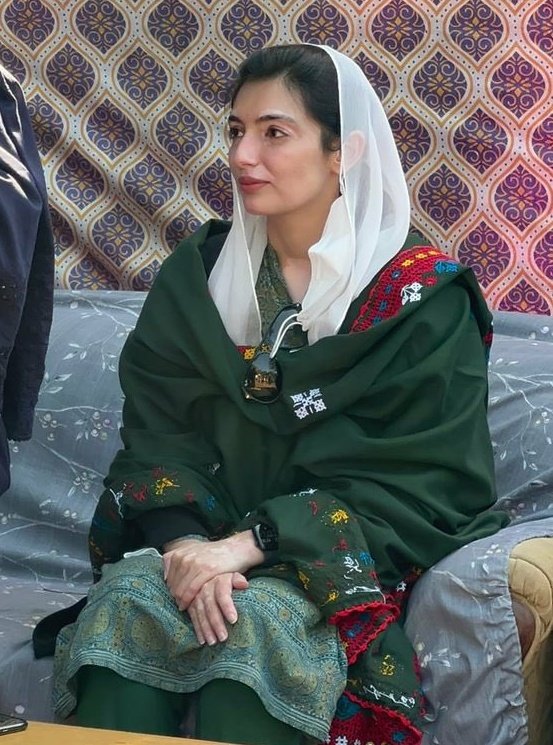AsadAliMemon110's tweet photo. وہ بیٹی @AseefaBZ جو اپنی ماں کو کھو دیتی ہے، اس نے اپنی زندگی کا بیشتر حصہ اس کے ساتھ گزارا ہے، پھر بھی لاکھوں لوگوں کے لیے امید کی ایک نئی کرن بن کر ابھری، اس کی متاثر کن شخصیت کے زیر اثر میرے ذہن اور روح کے تمام تاروں کو سمیٹ لیتی ہے۔  💕🧿
#BraveDaughter✊❤ #VoteForTeer https://t.co/qXCWp467Aq