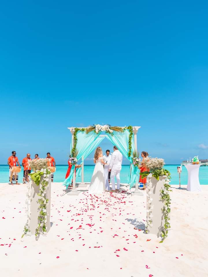 A realm of love where sandy toes and sweet kisses set the tone at Mövenpick Resort Kuredhivaru Maldives! 🏖️💏

 #MovenpickMaldives #movenpickkuredhivarumaldives #WeMakeMoments  #weddinginmaldives #destinationwedding #beachwedding #couplegoals #WeddingCakes #weddinggoals